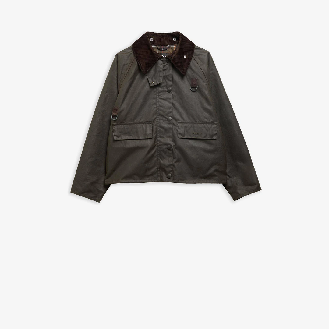 Женская одежда — вощёная куртка Barbour Spey на светлом фоне